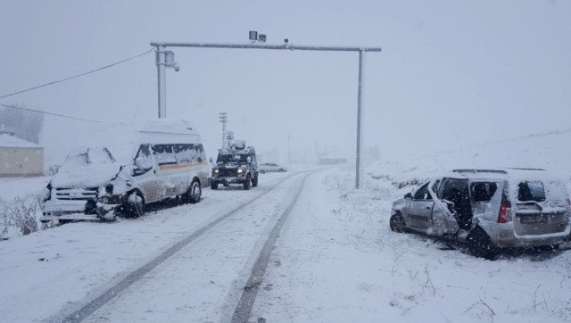 Eleşkirt’te Trafik Kazası 23 Yaralı