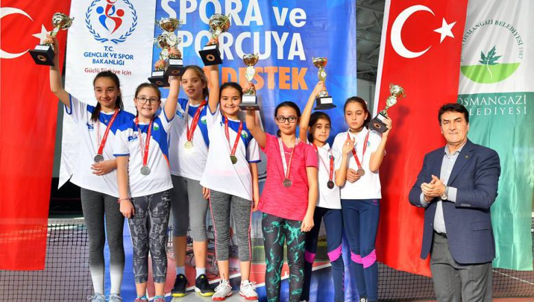 Bursa’da Genç Raketler Şampiyonluk İçin Ter Döktü