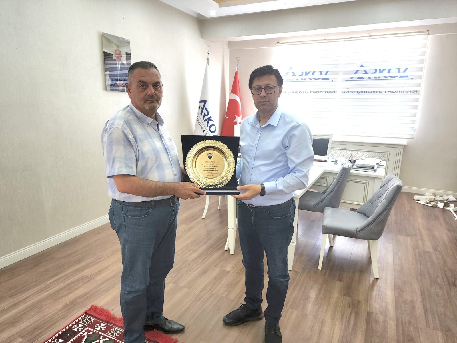 ARKOZ Ağrı Çimento Fabrikası Genel Müdürü Dr. Çelik’e OGC’den Plaket