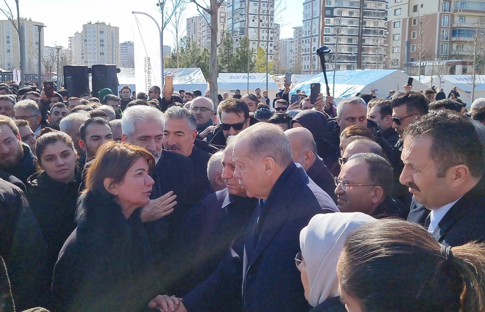 Suna Kepolu Ataman, deprem bölgesinde halkın yanında !